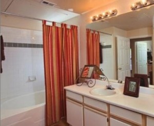 La Salle Apartment Bathroom