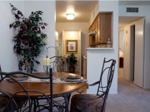 Lincoln Crossing Apartment Dining Area