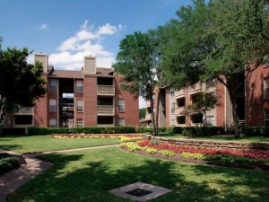 Lincoln Crossing Apartment Garden