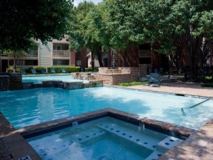 Lincoln Crossing Apartment Pool.