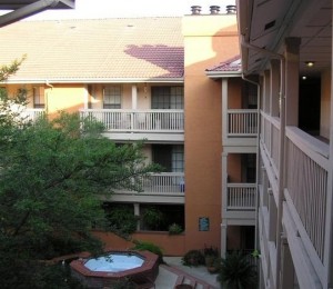 Lincoln Court Apartment Exterior